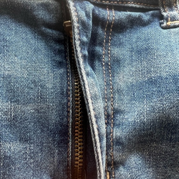 EUC American Eagle Distressed Denim Mini Skirt Size 10 🔥🔥 (D2) - Picture 6 of 14